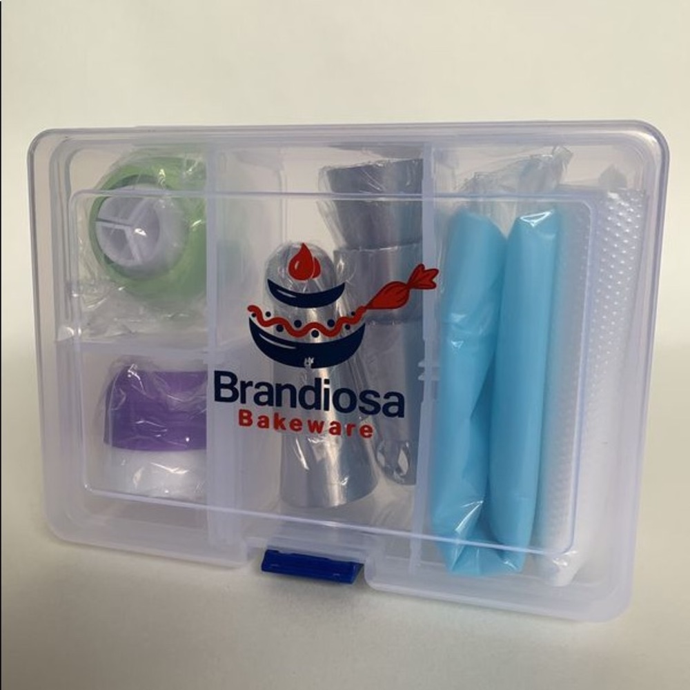 Cake decorating set